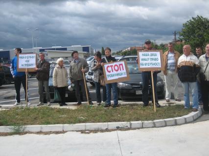 Протест у Инђији испред Монбата