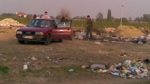 Слика таксисте који избацује отпад на дивљој депонији у Футогу